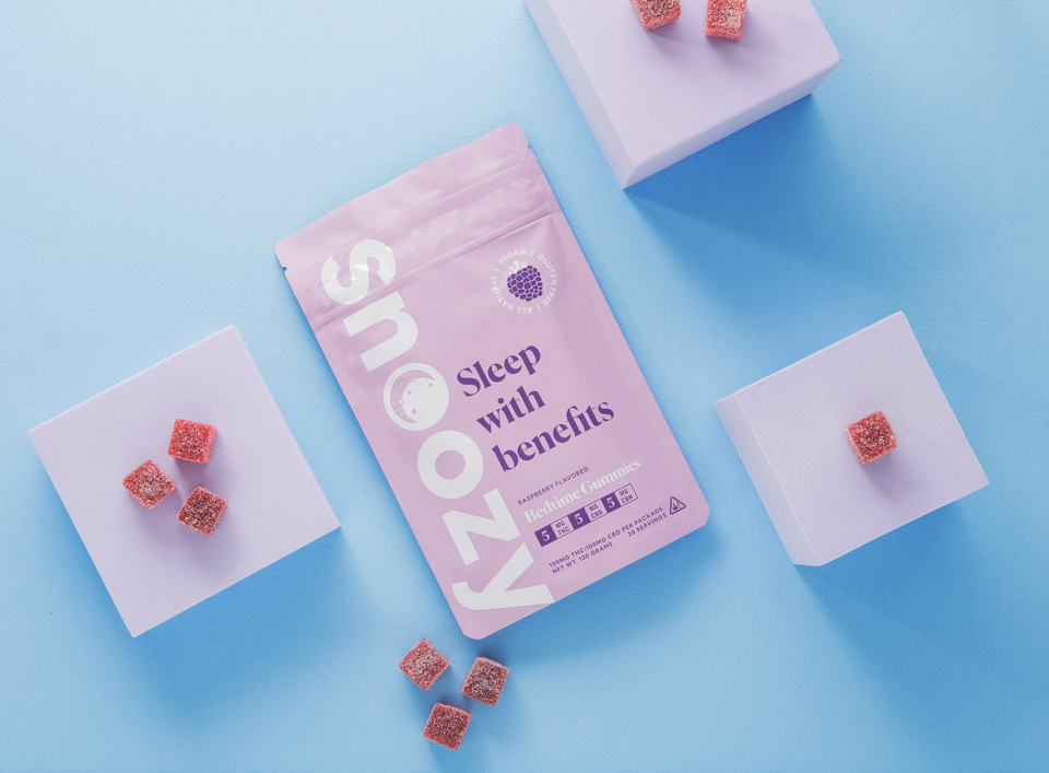 snoozy-edible-gummies-raspberry-bedtime-sleep-stylized